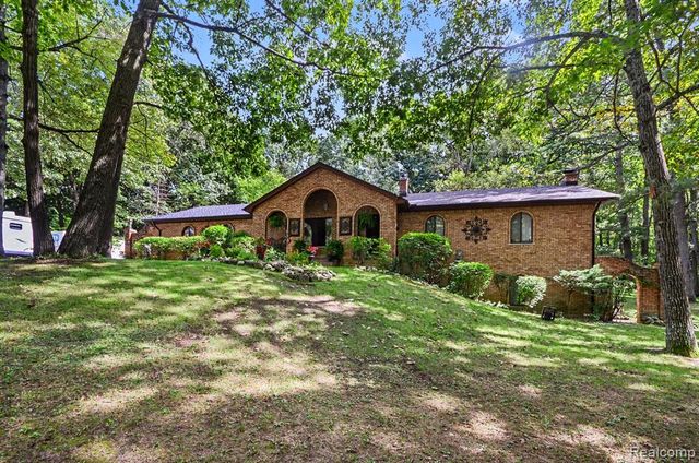 1600 Moffat, Leonard, MI 48367