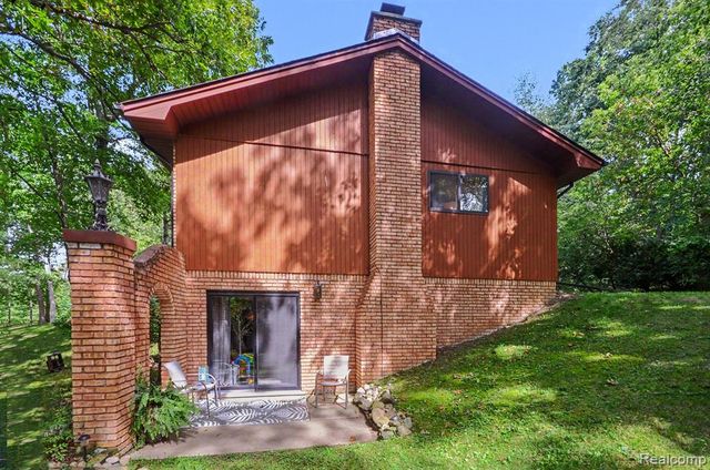 1600 Moffat, Leonard, MI 48367