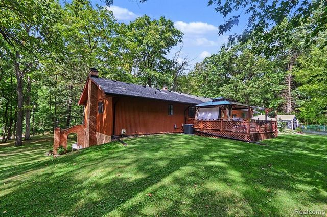 1600 Moffat, Leonard, MI 48367
