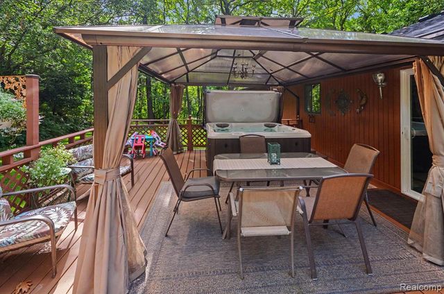 1600 Moffat, Leonard, MI 48367