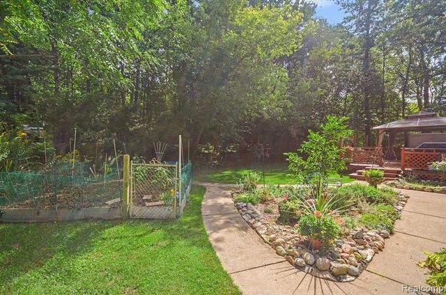 1600 Moffat, Leonard, MI 48367