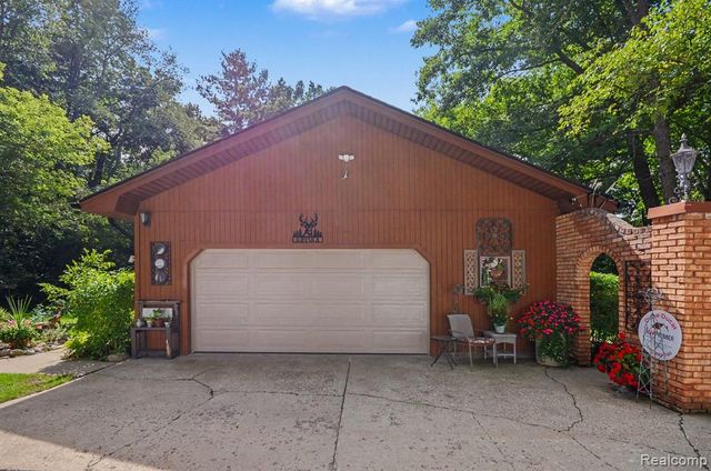 1600 Moffat, Leonard, MI 48367
