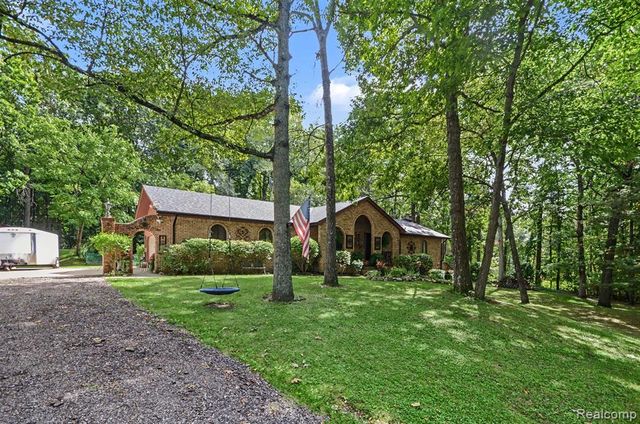 1600 Moffat, Leonard, MI 48367