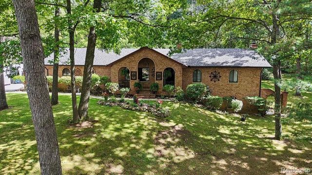 1600 Moffat, Leonard, MI 48367