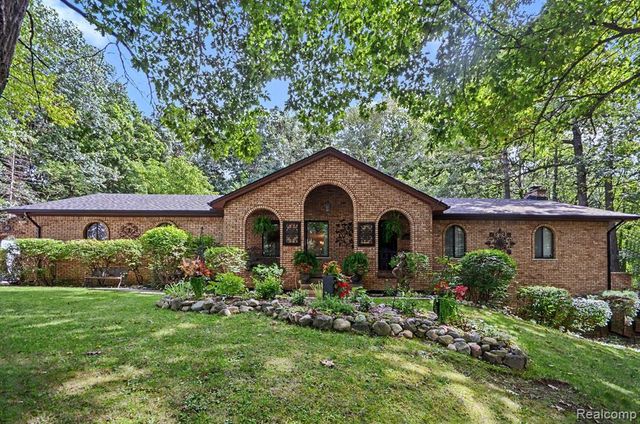1600 Moffat, Leonard, MI 48367