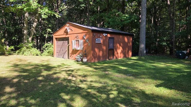 1600 Moffat, Leonard, MI 48367