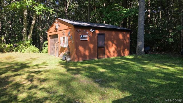 1600 Moffat, Leonard, MI 48367