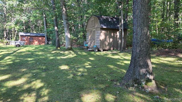 1600 Moffat, Leonard, MI 48367