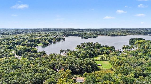 1600 Moffat, Leonard, MI 48367