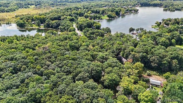 1600 Moffat, Leonard, MI 48367