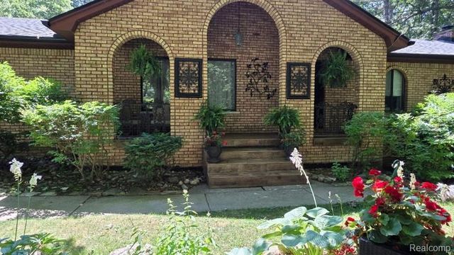 1600 Moffat, Leonard, MI 48367