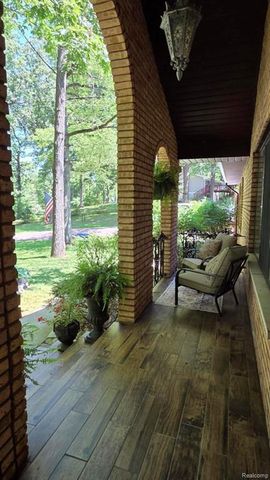 1600 Moffat, Leonard, MI 48367