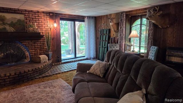 1600 Moffat, Leonard, MI 48367