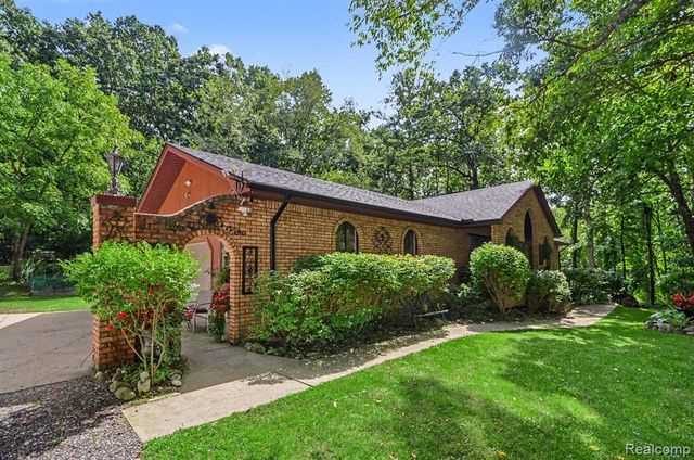 1600 Moffat, Leonard, MI 48367