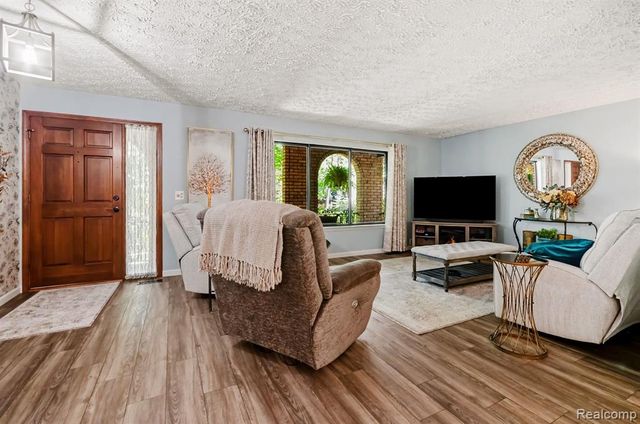 1600 Moffat, Leonard, MI 48367