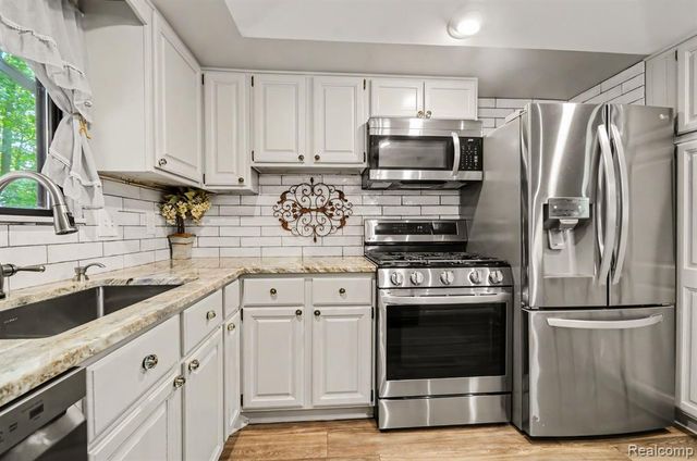 1600 Moffat, Leonard, MI 48367