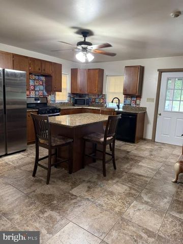 2548 LIMEKILN RD, Douglassville, PA 19518