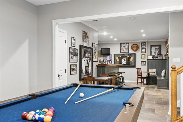 1271 Redfern Dr, Upper St Clair, PA 15241