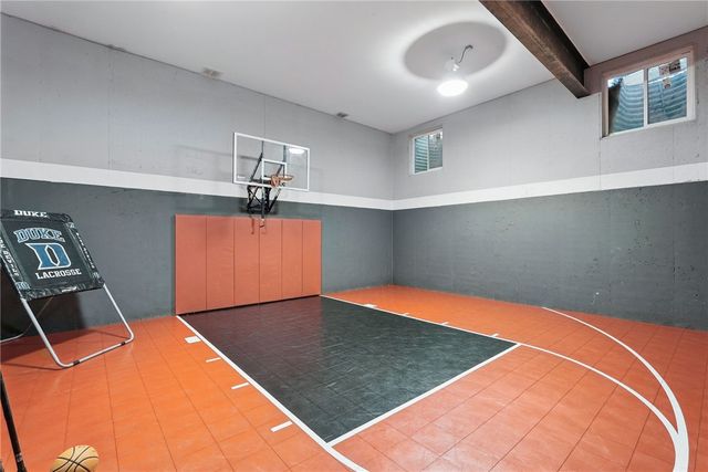 1271 Redfern Dr, Upper St Clair, PA 15241