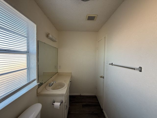 1021 Pleasant Valley Lane, Arlington, TX 76015