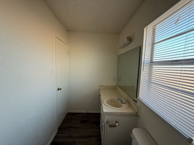 1021 Pleasant Valley Lane, Arlington, TX 76015