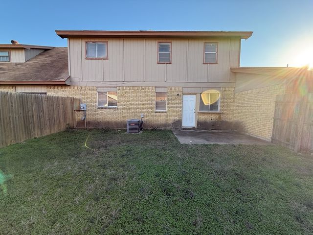 1021 Pleasant Valley Lane, Arlington, TX 76015