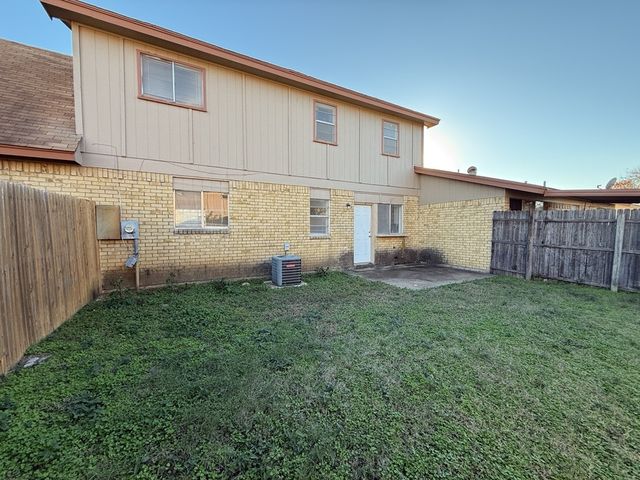 1021 Pleasant Valley Lane, Arlington, TX 76015