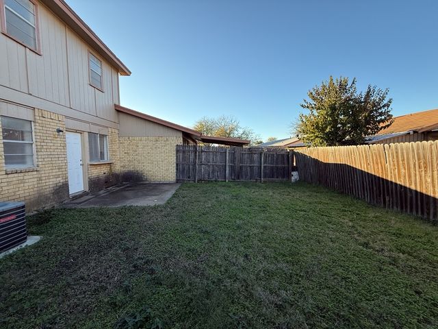 1021 Pleasant Valley Lane, Arlington, TX 76015