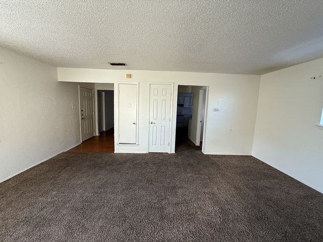 1021 Pleasant Valley Lane, Arlington, TX 76015