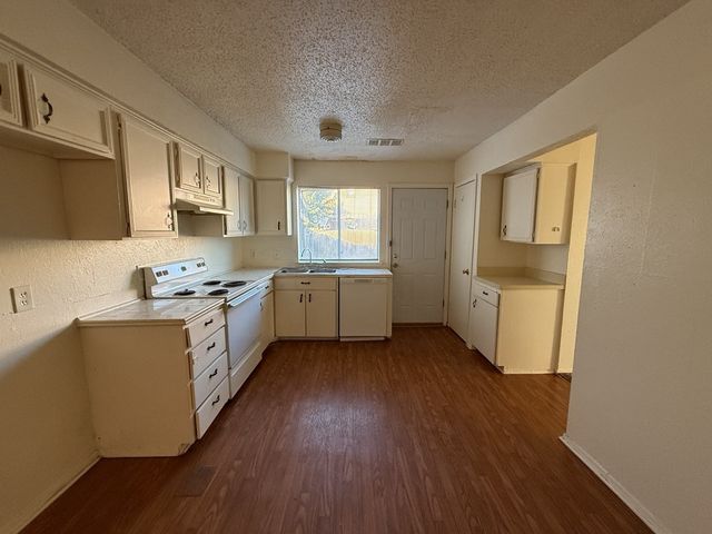 1021 Pleasant Valley Lane, Arlington, TX 76015