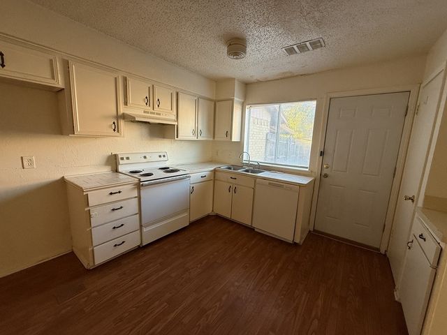 1021 Pleasant Valley Lane, Arlington, TX 76015