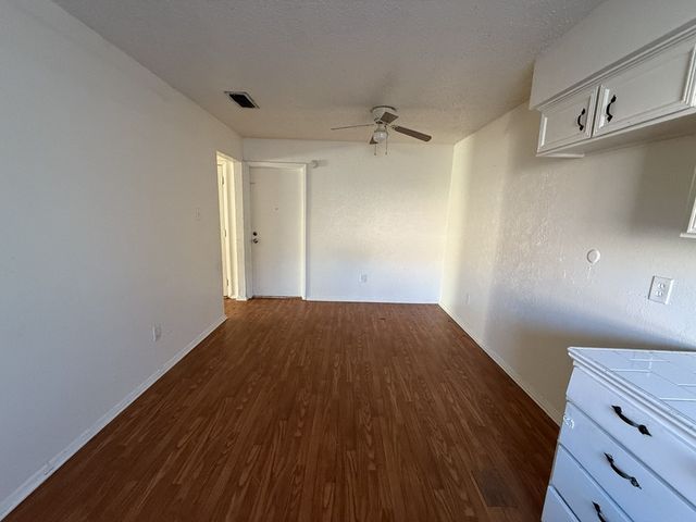 1021 Pleasant Valley Lane, Arlington, TX 76015