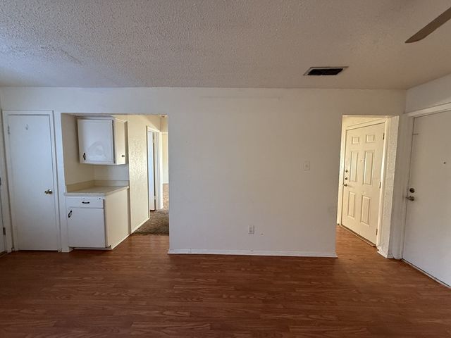 1021 Pleasant Valley Lane, Arlington, TX 76015