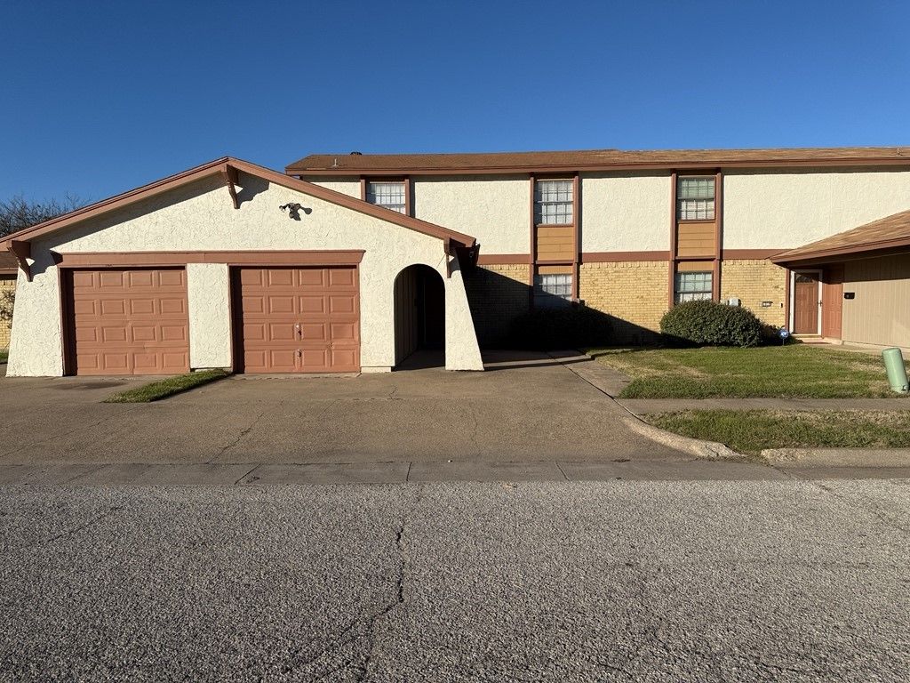 1021 Pleasant Valley Lane, Arlington, TX 76015