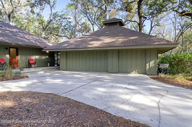 8725 Quail Run Drive, Wesley Chapel, FL 33544