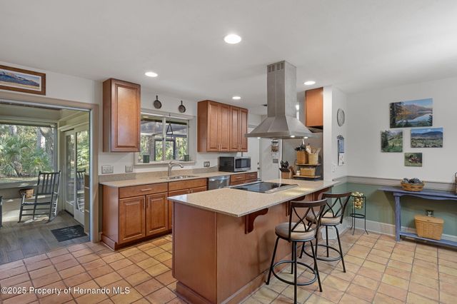 8725 Quail Run Drive, Wesley Chapel, FL 33544