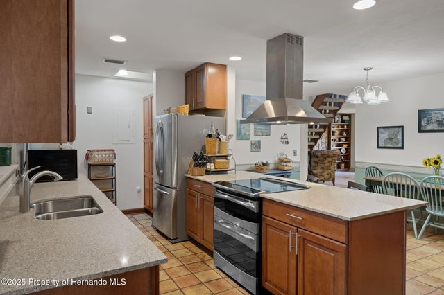 8725 Quail Run Drive, Wesley Chapel, FL 33544