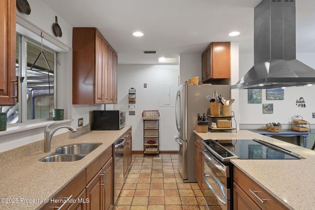 8725 Quail Run Drive, Wesley Chapel, FL 33544