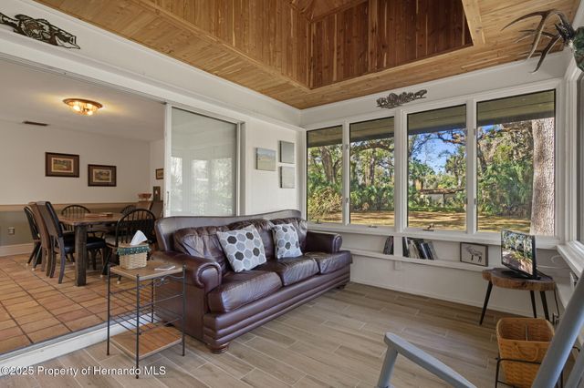 8725 Quail Run Drive, Wesley Chapel, FL 33544