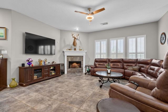 2410 Avalon Trace Lane, Pearland, TX 77581