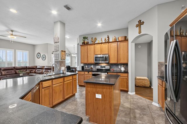 2410 Avalon Trace Lane, Pearland, TX 77581