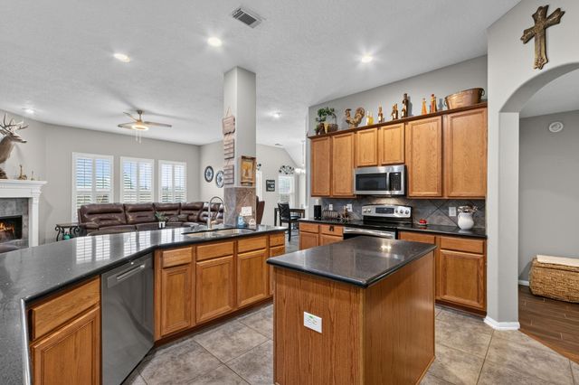 2410 Avalon Trace Lane, Pearland, TX 77581