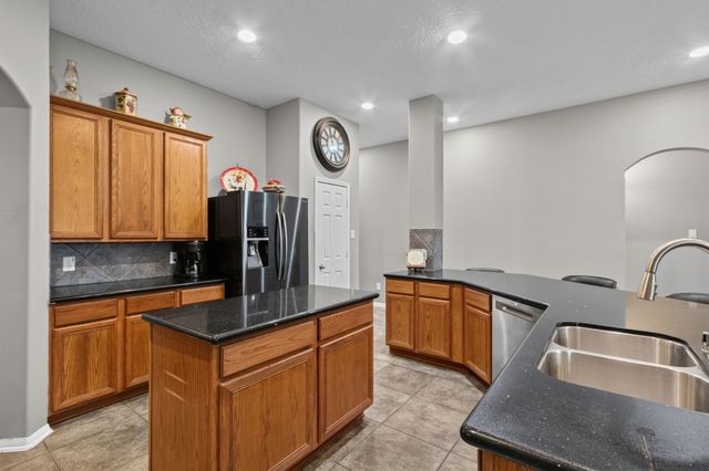 2410 Avalon Trace Lane, Pearland, TX 77581