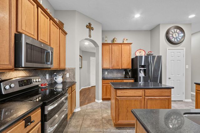 2410 Avalon Trace Lane, Pearland, TX 77581