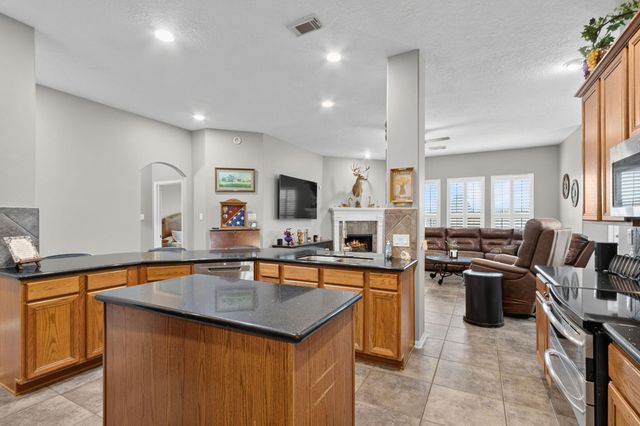 2410 Avalon Trace Lane, Pearland, TX 77581