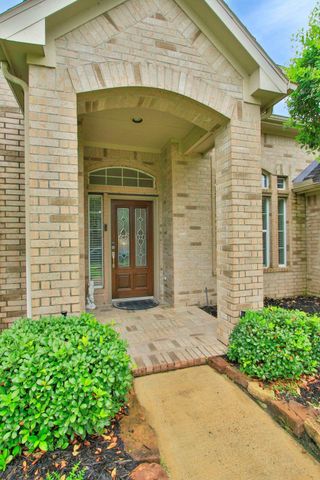 2410 Avalon Trace Lane, Pearland, TX 77581