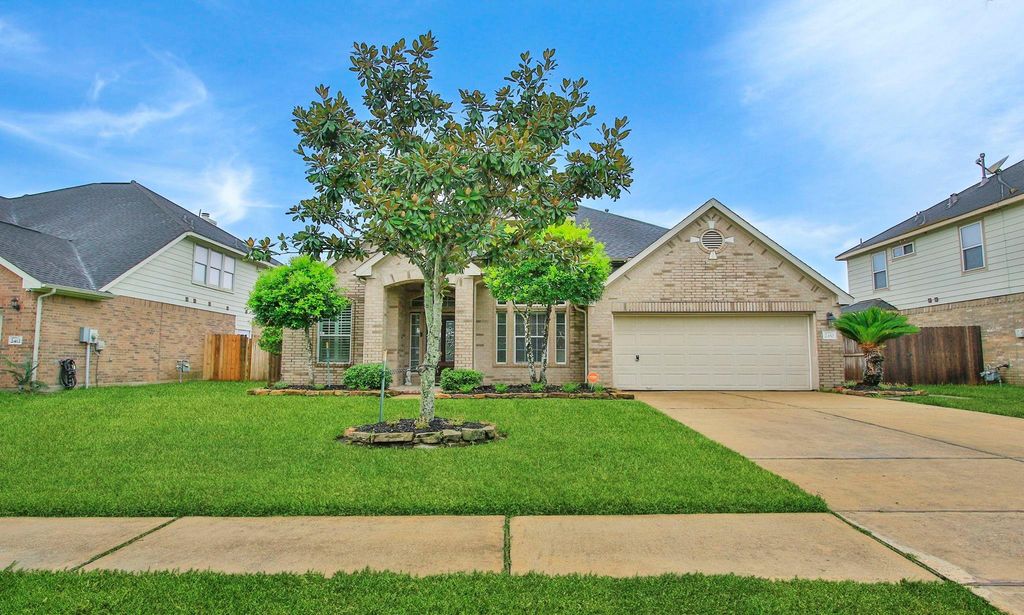 2410 Avalon Trace Lane, Pearland, TX 77581