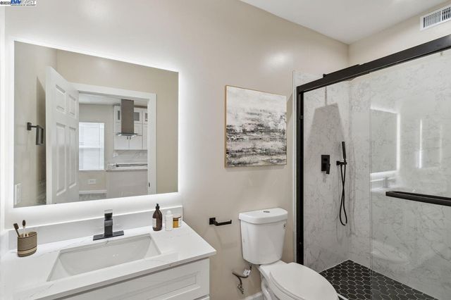 842 E 17th St, Oakland, CA 94606