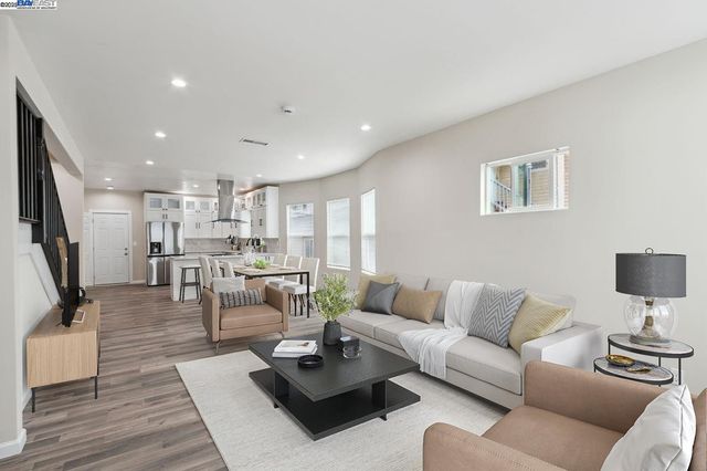 842 E 17th St, Oakland, CA 94606