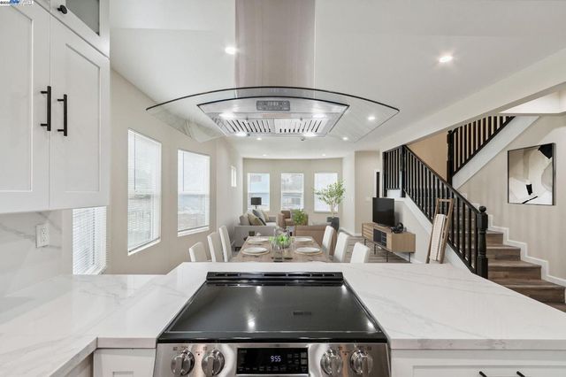 842 E 17th St, Oakland, CA 94606